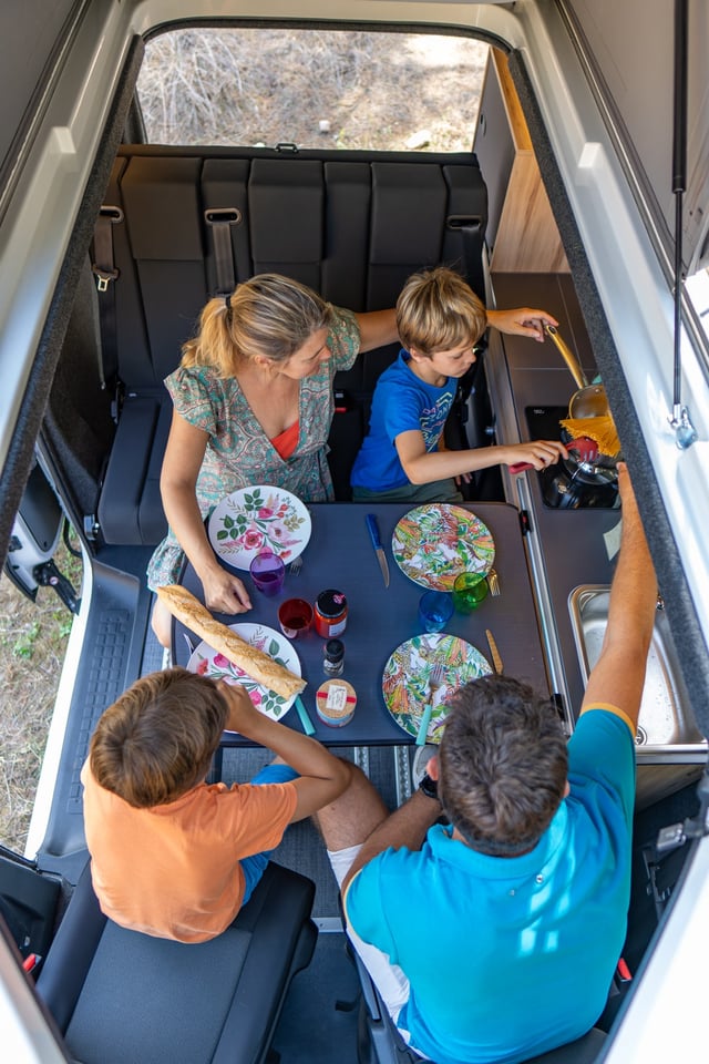 Repas en famille dans l'Aventourer Origin All-In