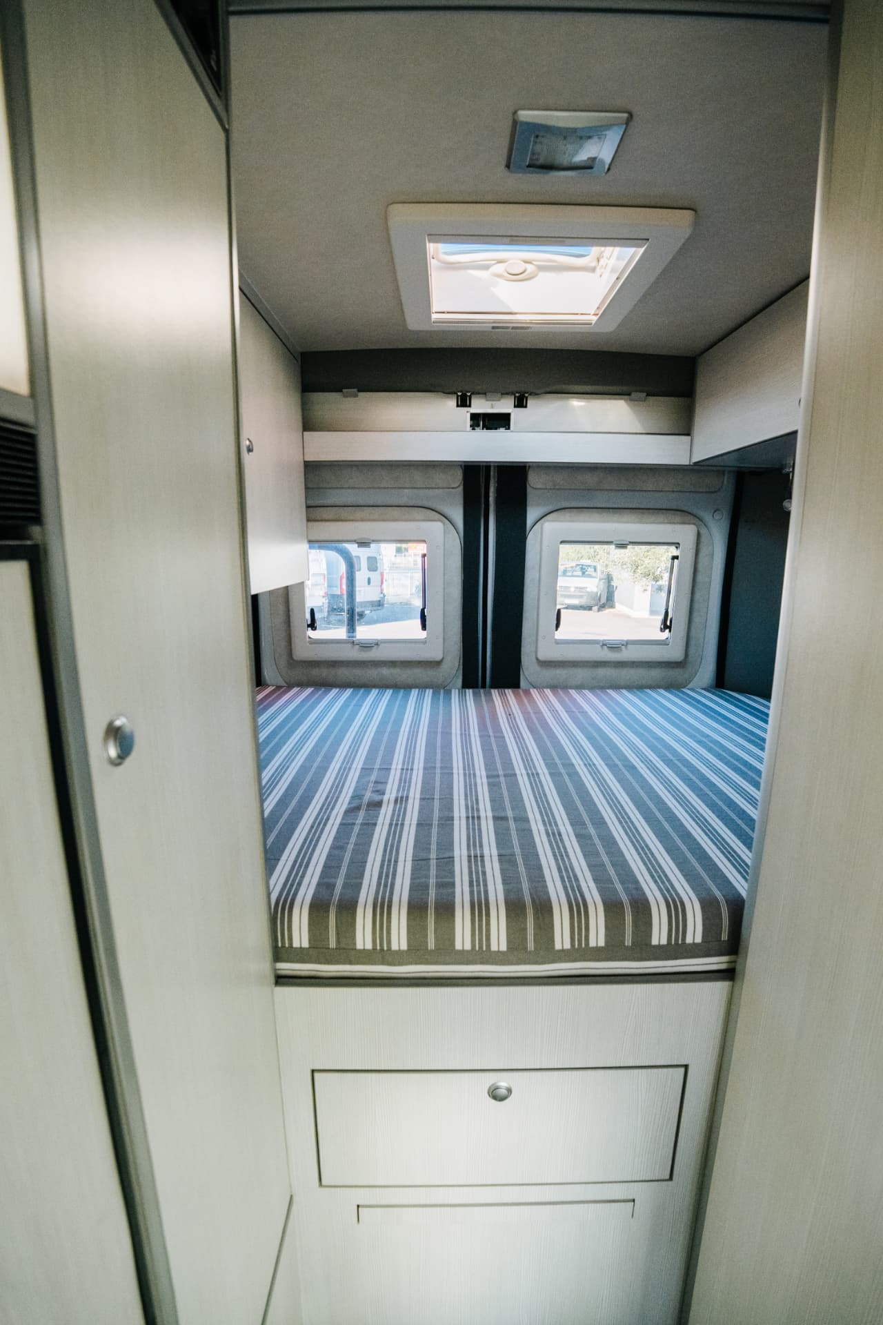 Fiat Ducato L3H2 — lit fixe arrière