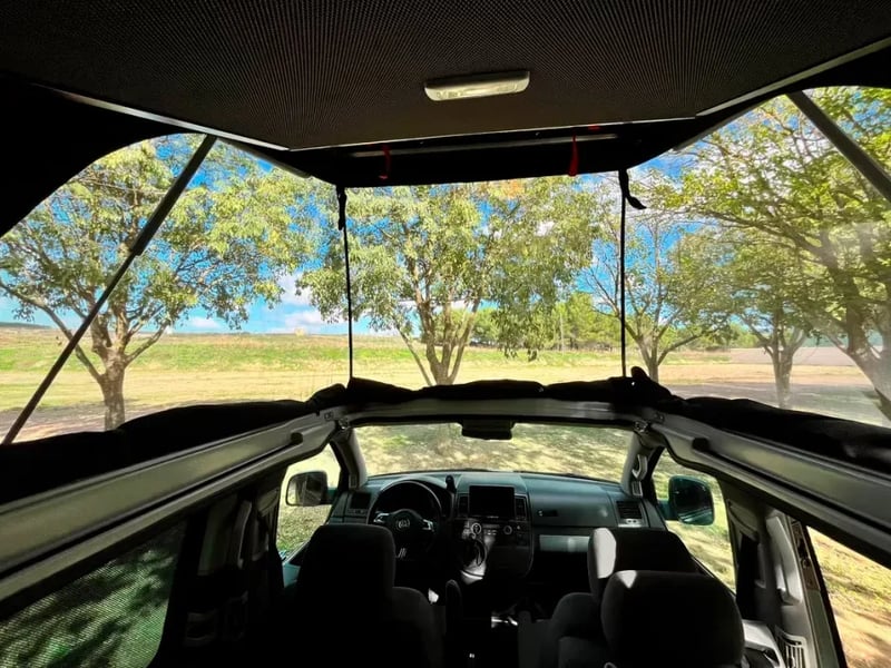 Vue intérieure de la toile panoramique d'un toit relevable OVR ouvert