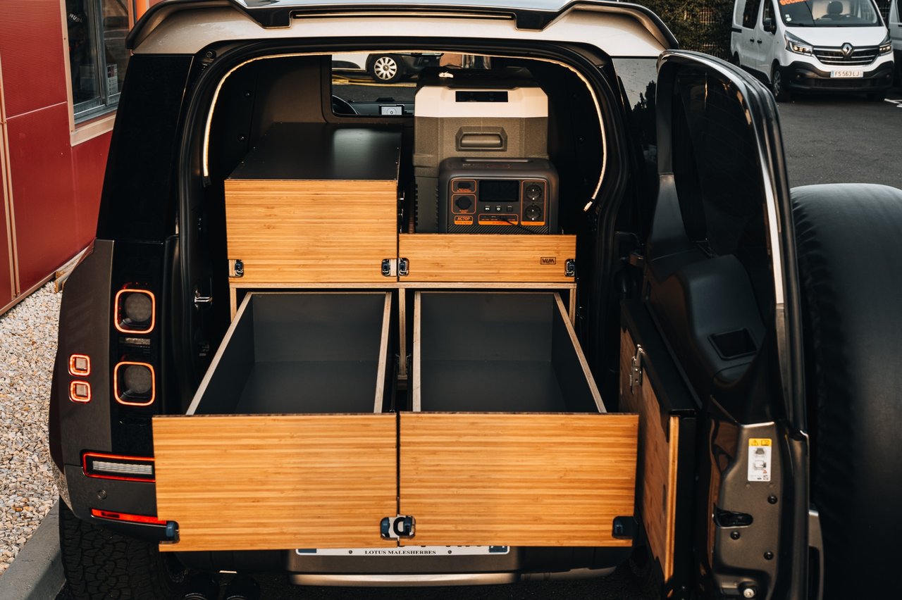 Détail d'une préparation voyage sur Land Rover Defender