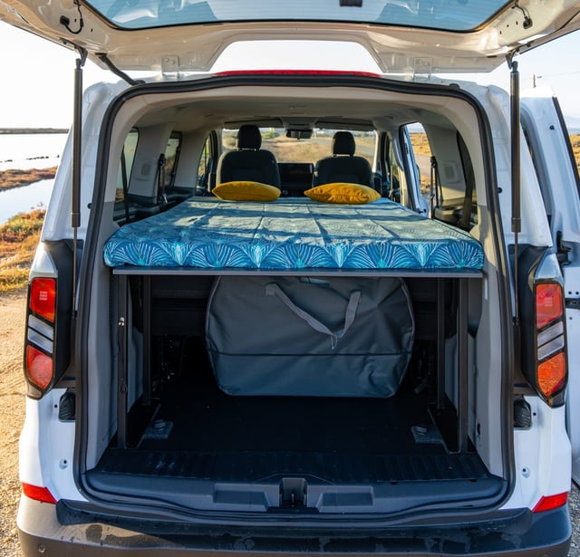 Lit inférieur 135 × 200 cm de l'Aventourer Rhino 2.0, hayon ouvert