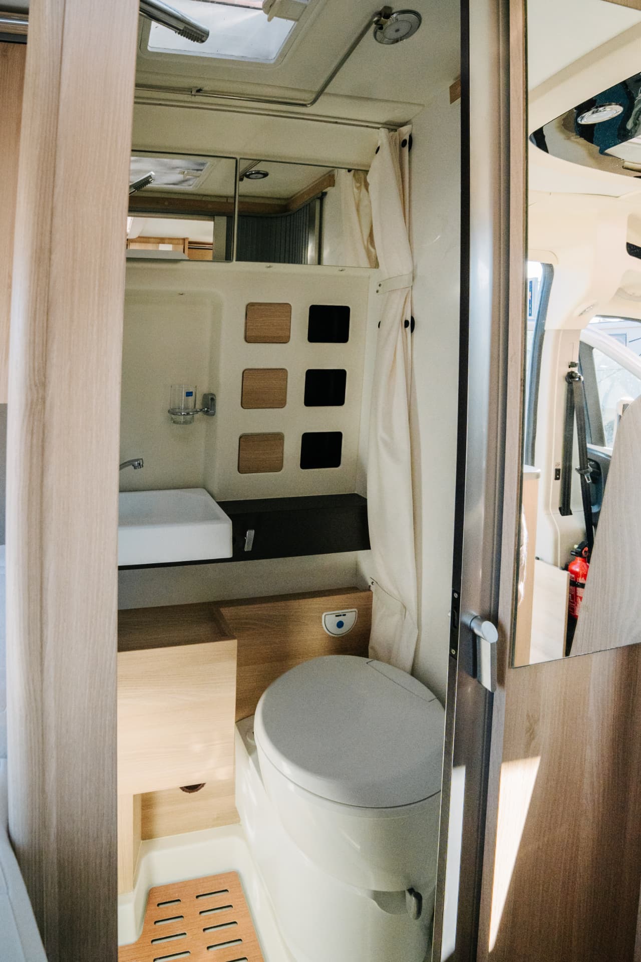 Fiat Ducato Campérêve Magellan 540 — cabinet de toilette, douche et WC