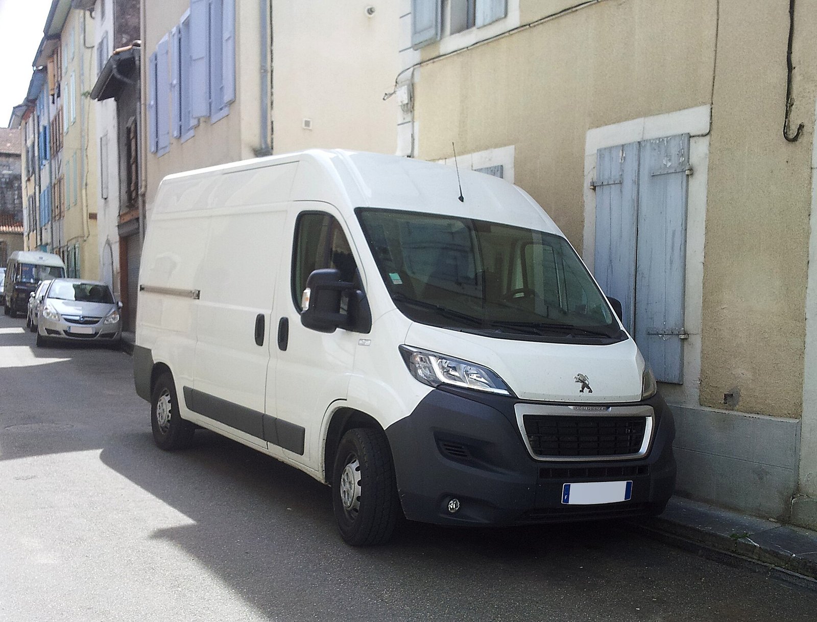 Peugeot Boxer L2H2, grand fourgon, vue trois quarts avant