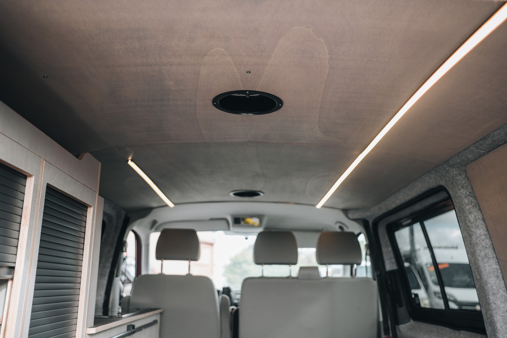 Volkswagen T5 rouge aménagé — couchage