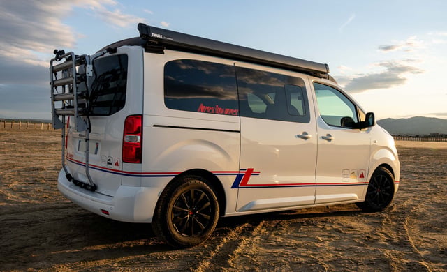 Aventourer Origin All-In toit relevable ouvert au coucher du soleil