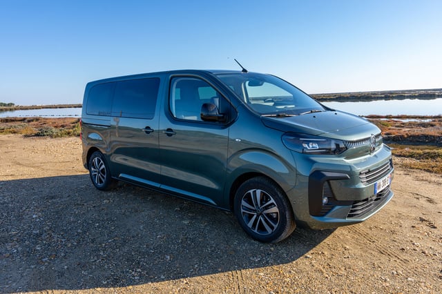 Aventourer Origin SpaceTourer gris au bord de l'eau