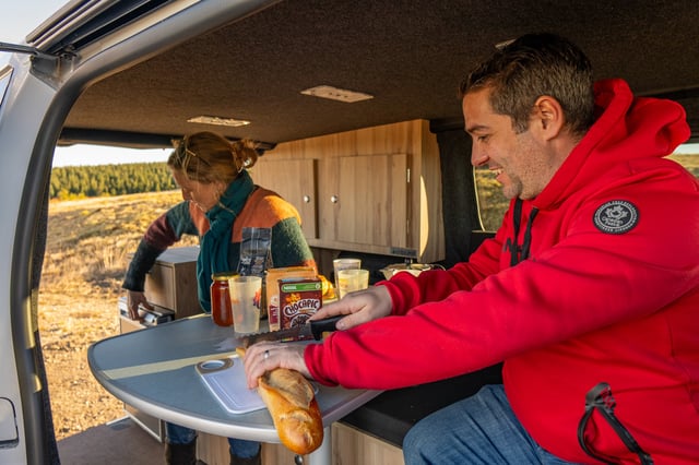 Table extérieure déployée sur l'Aventourer Origin X2