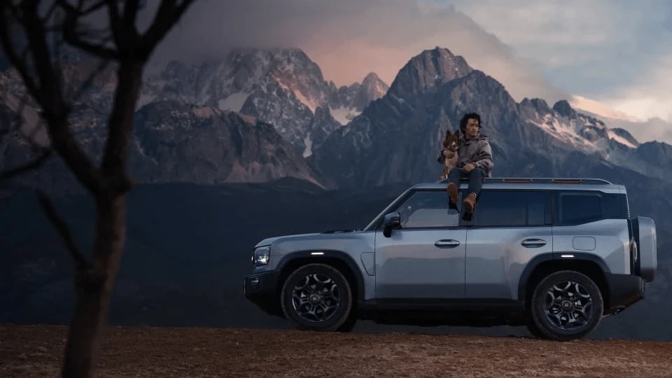 Jetour T2 i-DM argenté devant un paysage de montagne, photo constructeur