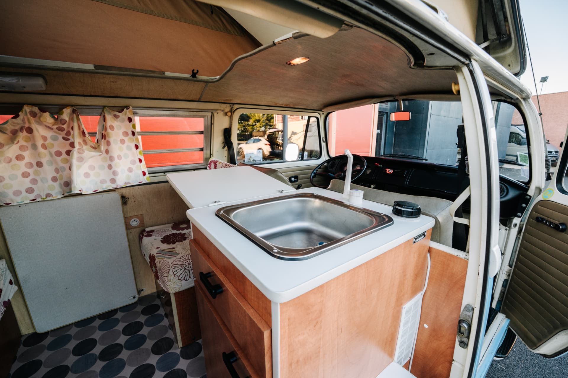 Volkswagen Combi T2 aménagé — meuble cuisine et évier neufs