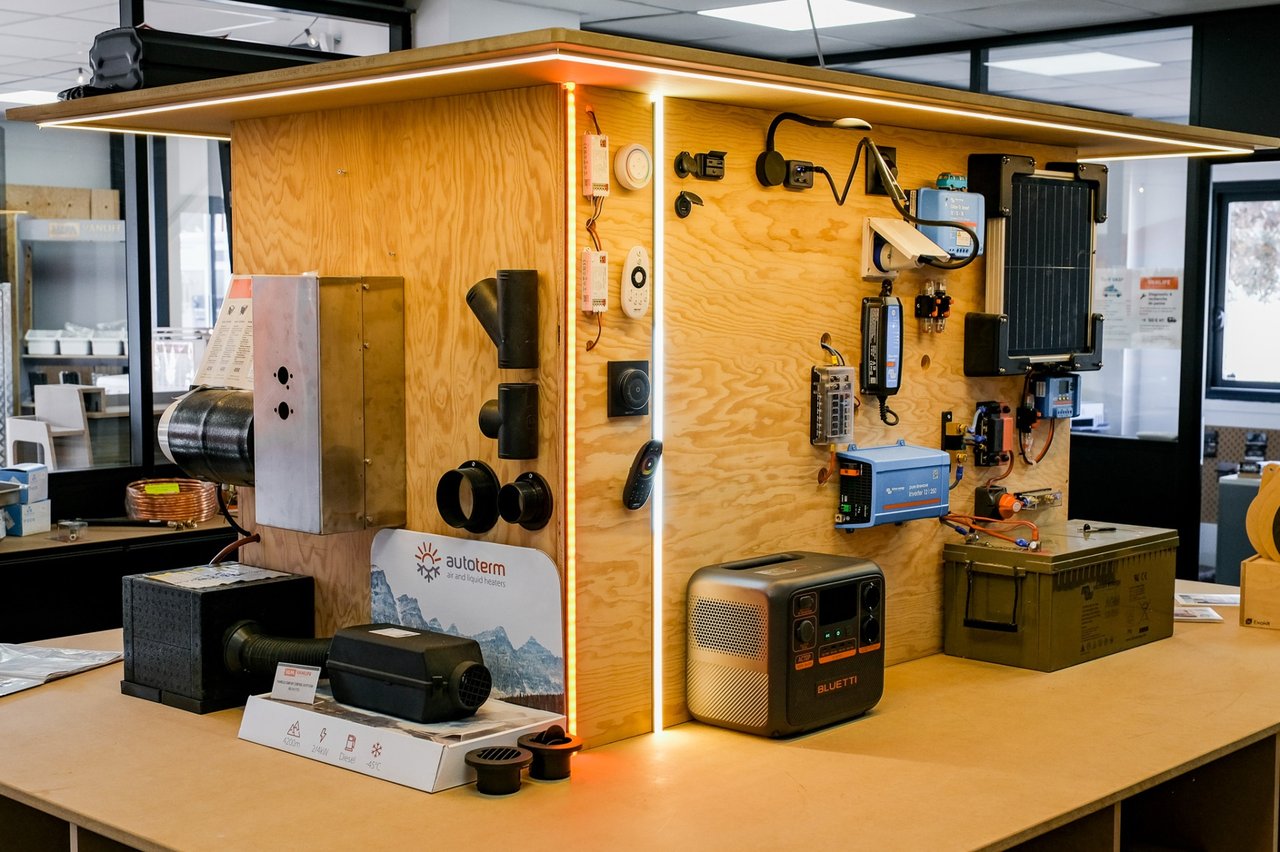 Banc énergie embarquée Victron exposé au showroom Vanlife Market