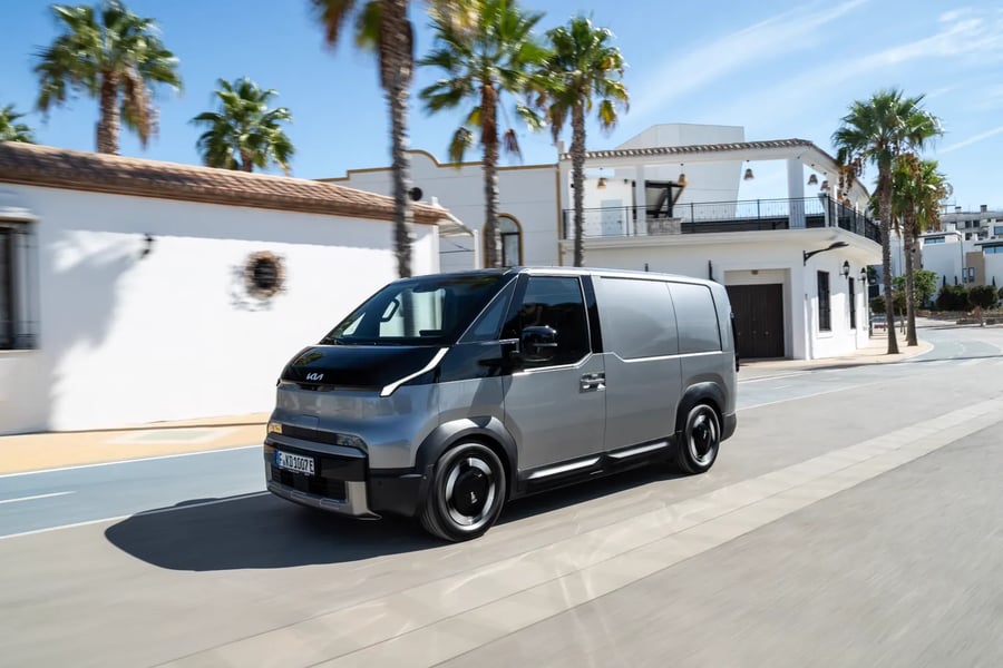 Kia PV5 Cargo tôlé gris acier en circulation, vue 3/4 avant — illustration de la gamme