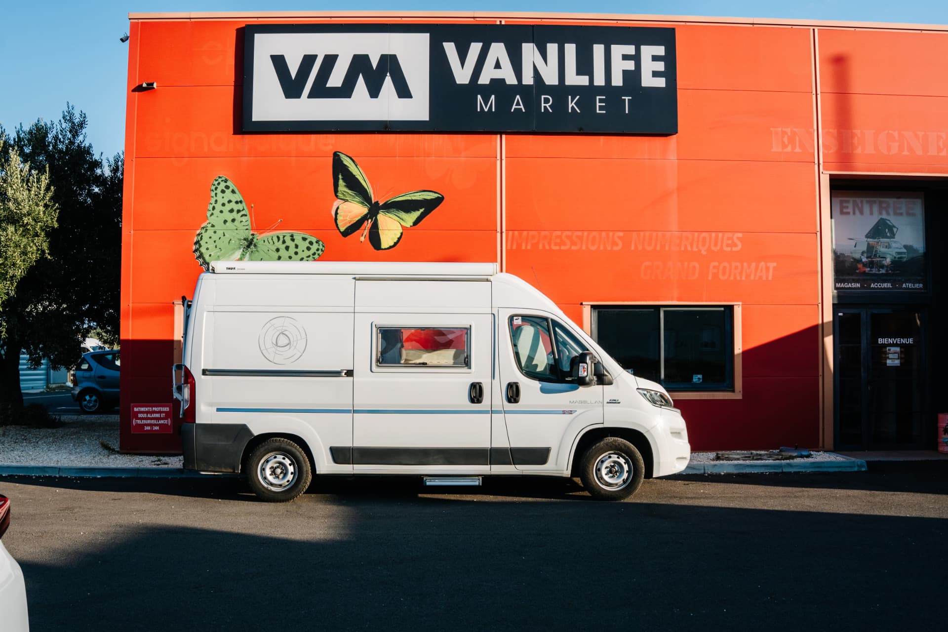 Fiat Ducato Campérêve Magellan 540 2016 — profil extérieur au showroom Vanlife Market
