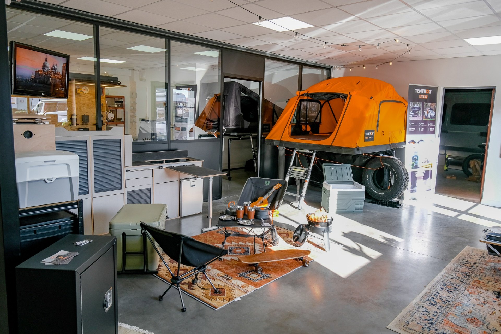Plusieurs tentes de toit exposées côte à côte au showroom