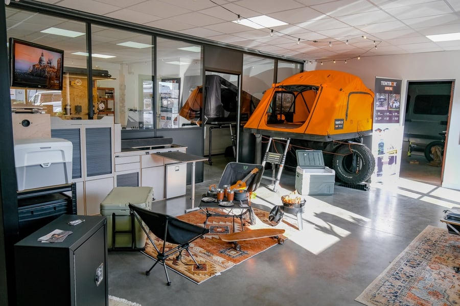 Tentes de toit exposées au showroom Van Life Market