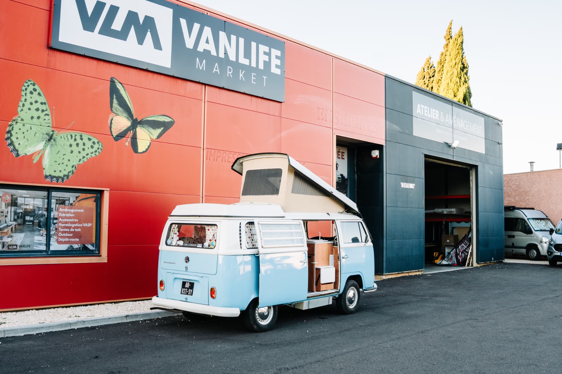 Volkswagen Combi T2 1970 — vue trois-quarts arrière, toit relevable ouvert