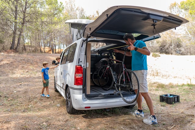 Chargement de vélos à l'arrière de l'Aventourer Origin All-In