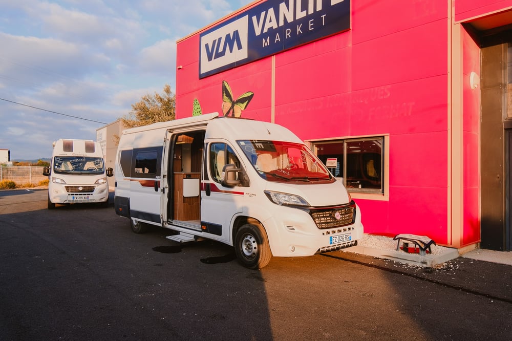 Grand fourgon aménagé présenté par Van Life Market