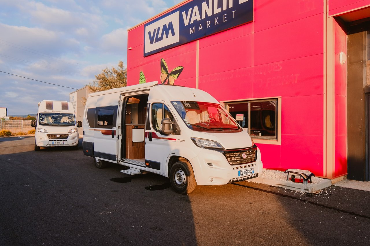 Grand fourgon aménagé Pilote V630G passé par l'atelier Vanlife Market