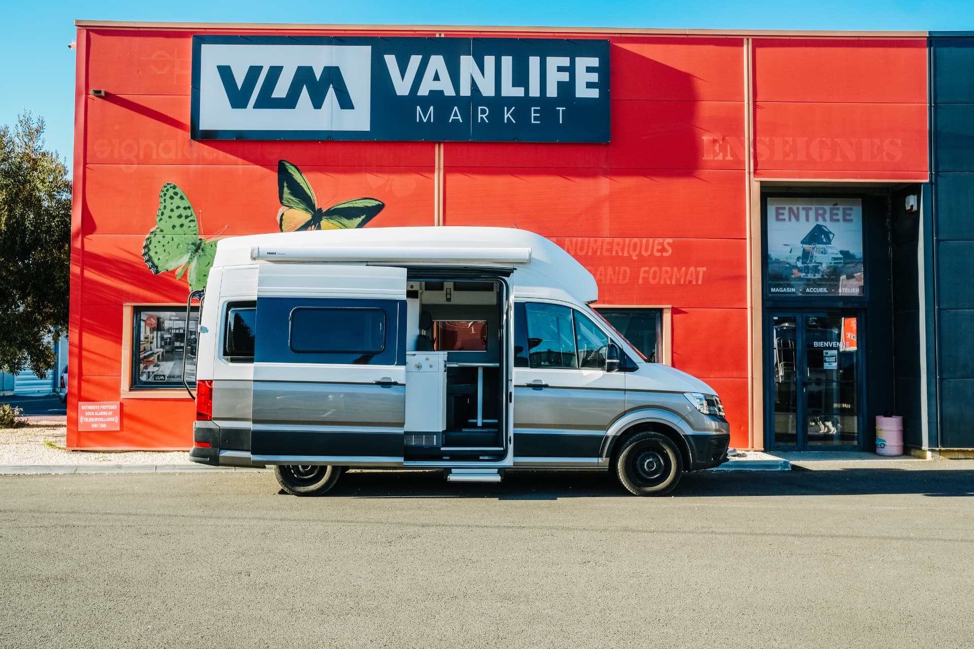 Grand California — vue latérale, porte coulissante ouverte