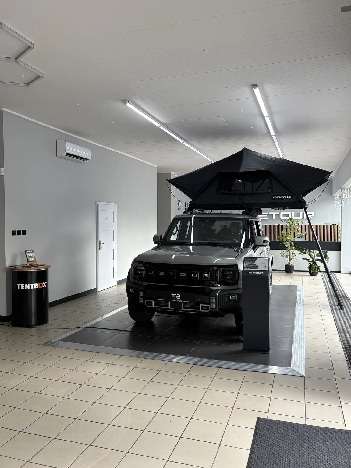 Jetour T2 gris avec TentBox Lite Flint au showroom Jetour Chorzów
