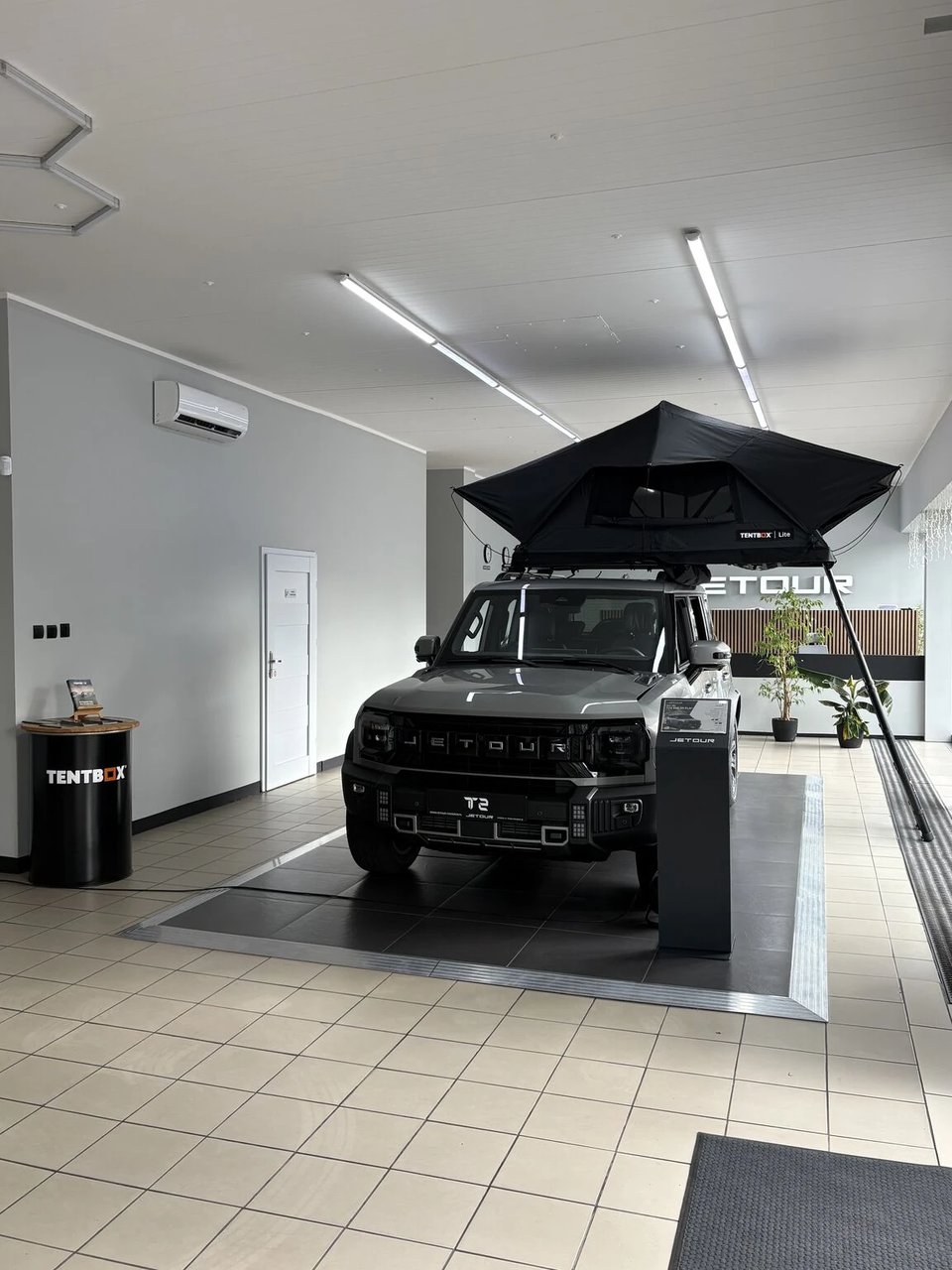 Jetour T2 gris avec TentBox Lite Flint au showroom Jetour Chorzów