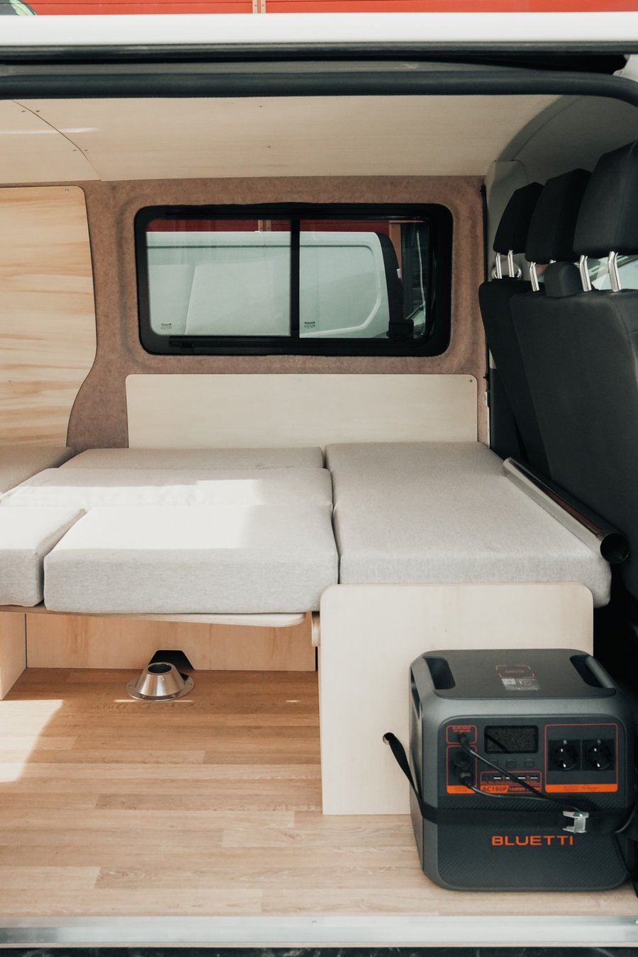 Intérieur de van avec ouverture latérale installé par Van Life Market