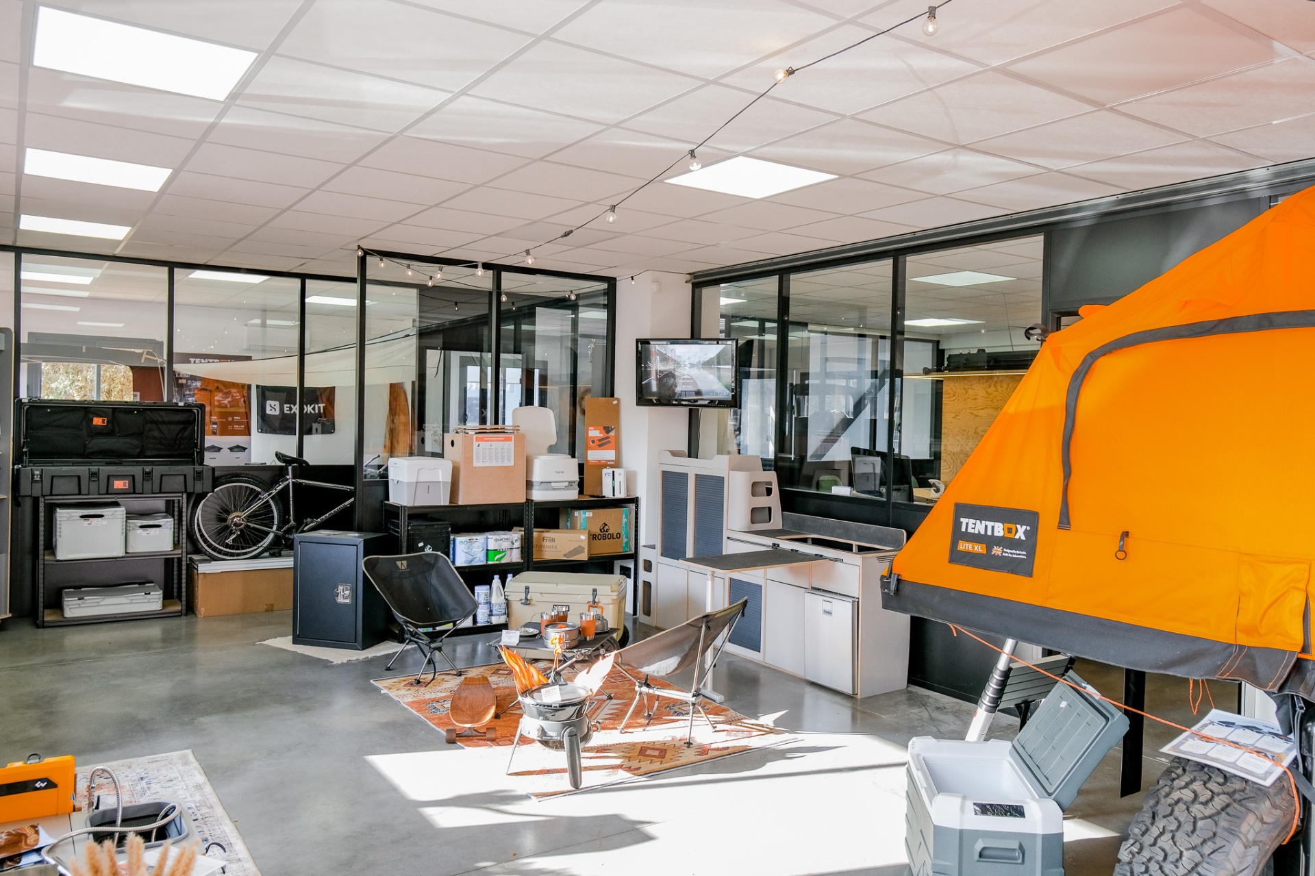 Intérieur du showroom Van Life Market à Lézignan-Corbières