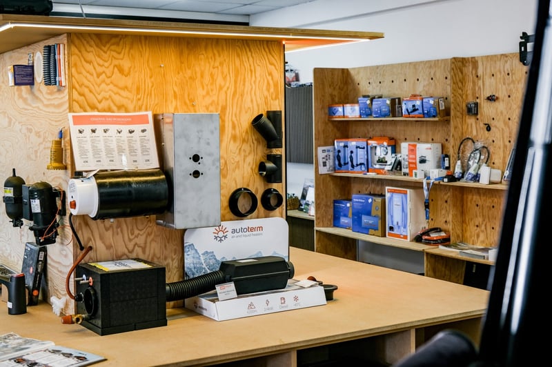 Technicien Vanlife Market posant une tente de toit à l'atelier
