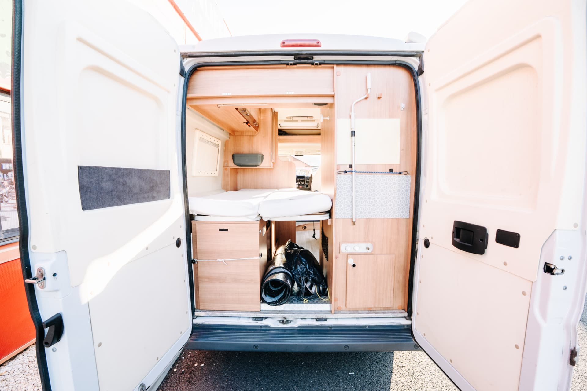 Fiat Ducato Campérêve Magellan 540 2016 — accès arrière et soute