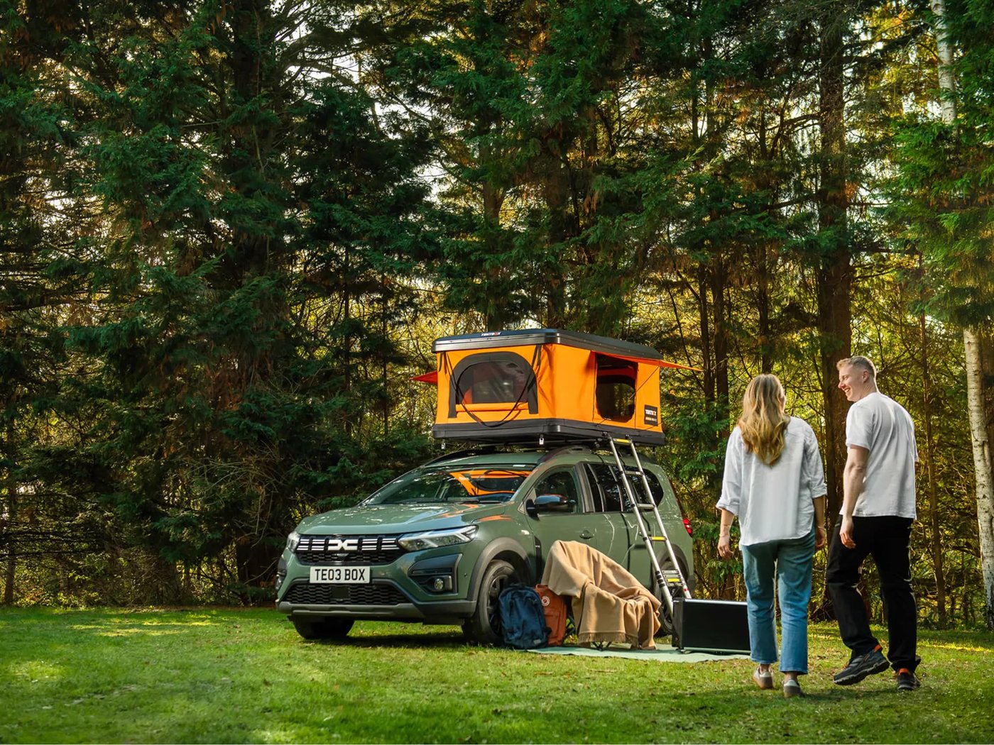 TentBox Classic ouverte sur un SUV au bivouac en forêt
