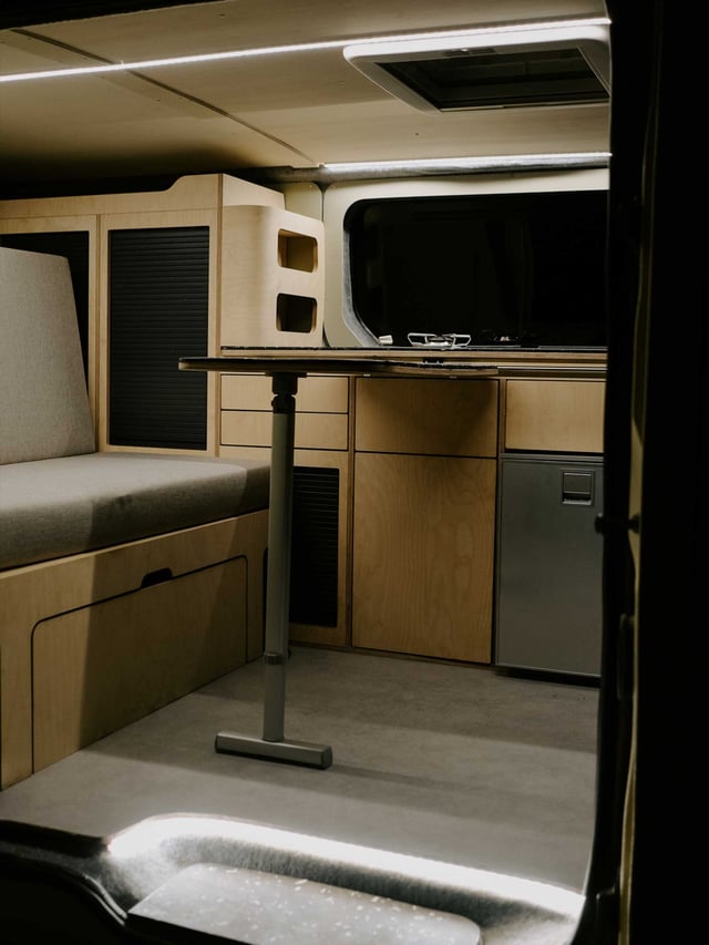Intérieur du Renault Trafic 3 aménagé EXOKIT éclairé par bandeaux LED la nuit