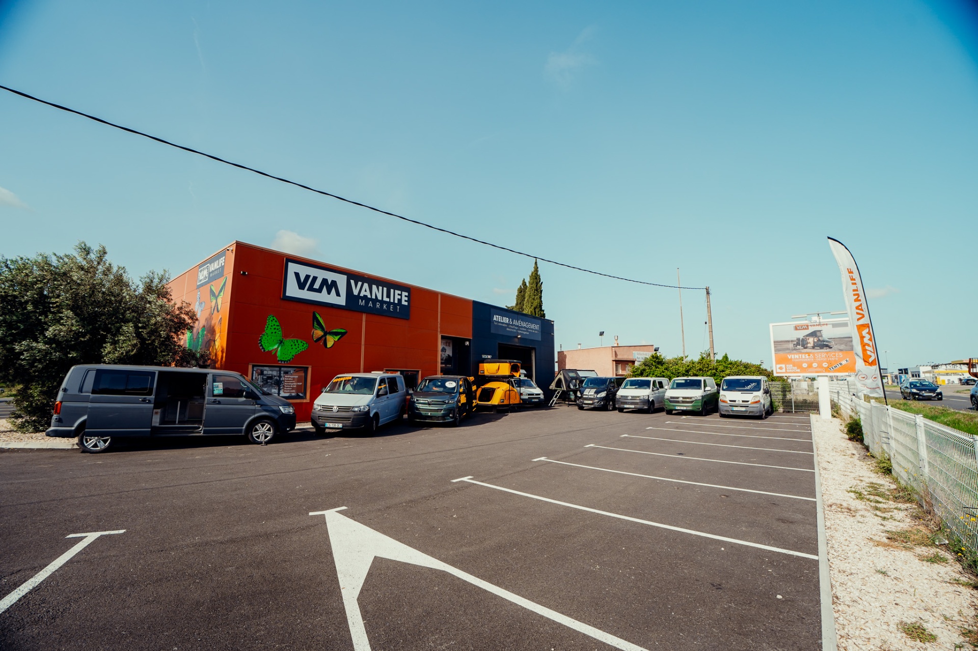 Façade du showroom Vanlife Market à Lézignan-Corbières