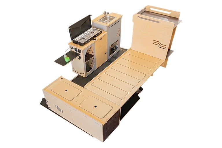 Kit FLV Van Honey installé dans un van : meuble cuisine et couchage amovibles