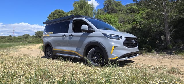 Aventourer Rhino 2.0 Ford Transit Custom en extérieur