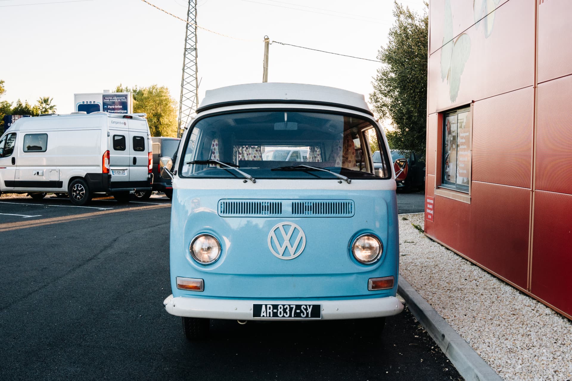 Volkswagen Combi T2 1970 bleu et blanc — face avant