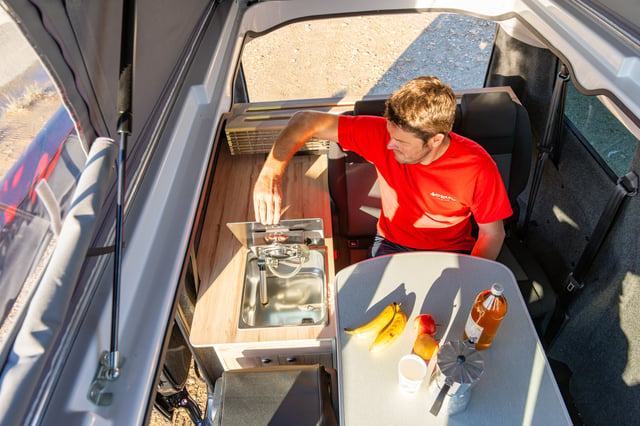 Repas en famille dans l'Aventourer Origin Jumpy Combi