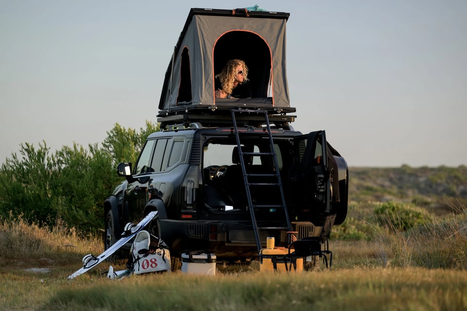 Jetour T2 équipé d'une galerie Front Runner et d'une tente Alu-Cab, avec matériel de voyage au bivouac