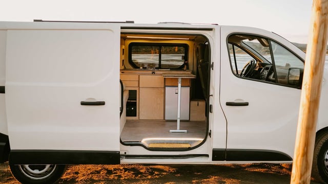 Renault Trafic 3 L2H1 aménagé avec un kit EXOKIT, portes latérales ouvertes