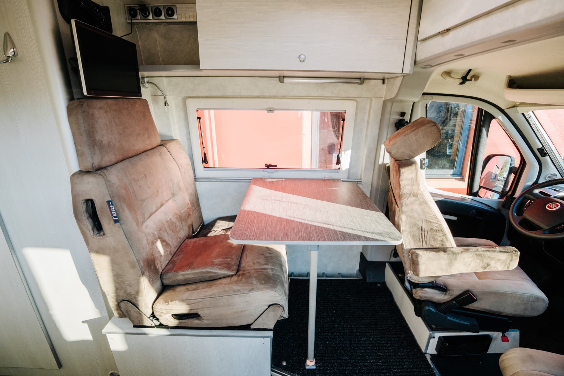 Fiat Ducato L3H2 — salon avec table