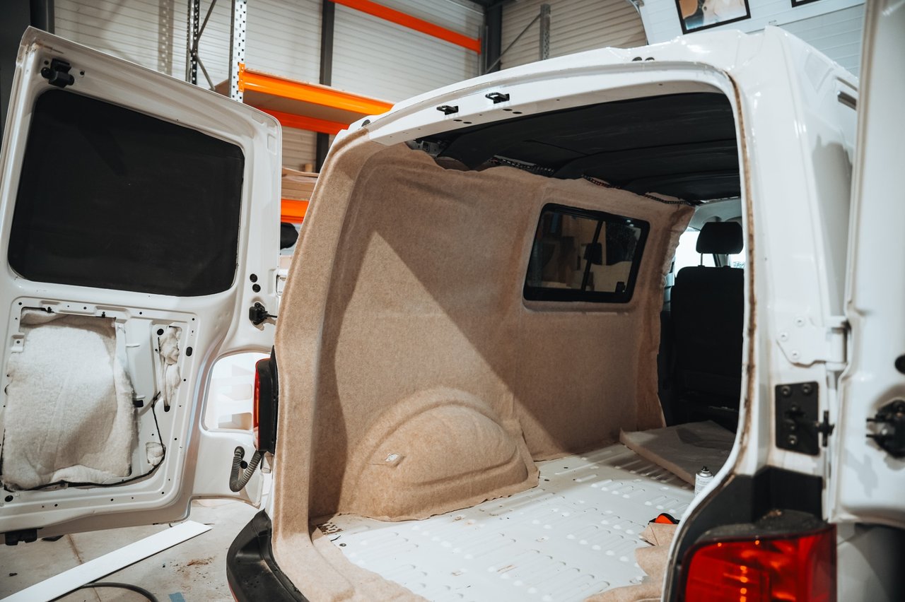 Volkswagen T6 aménagé avec un kit EXOKIT posé par Vanlife Market