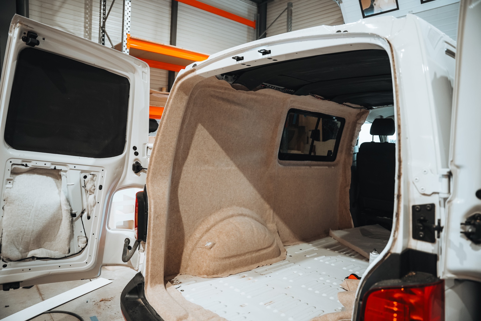 Volkswagen T6 avec tente de toit et module Exokit à l'atelier