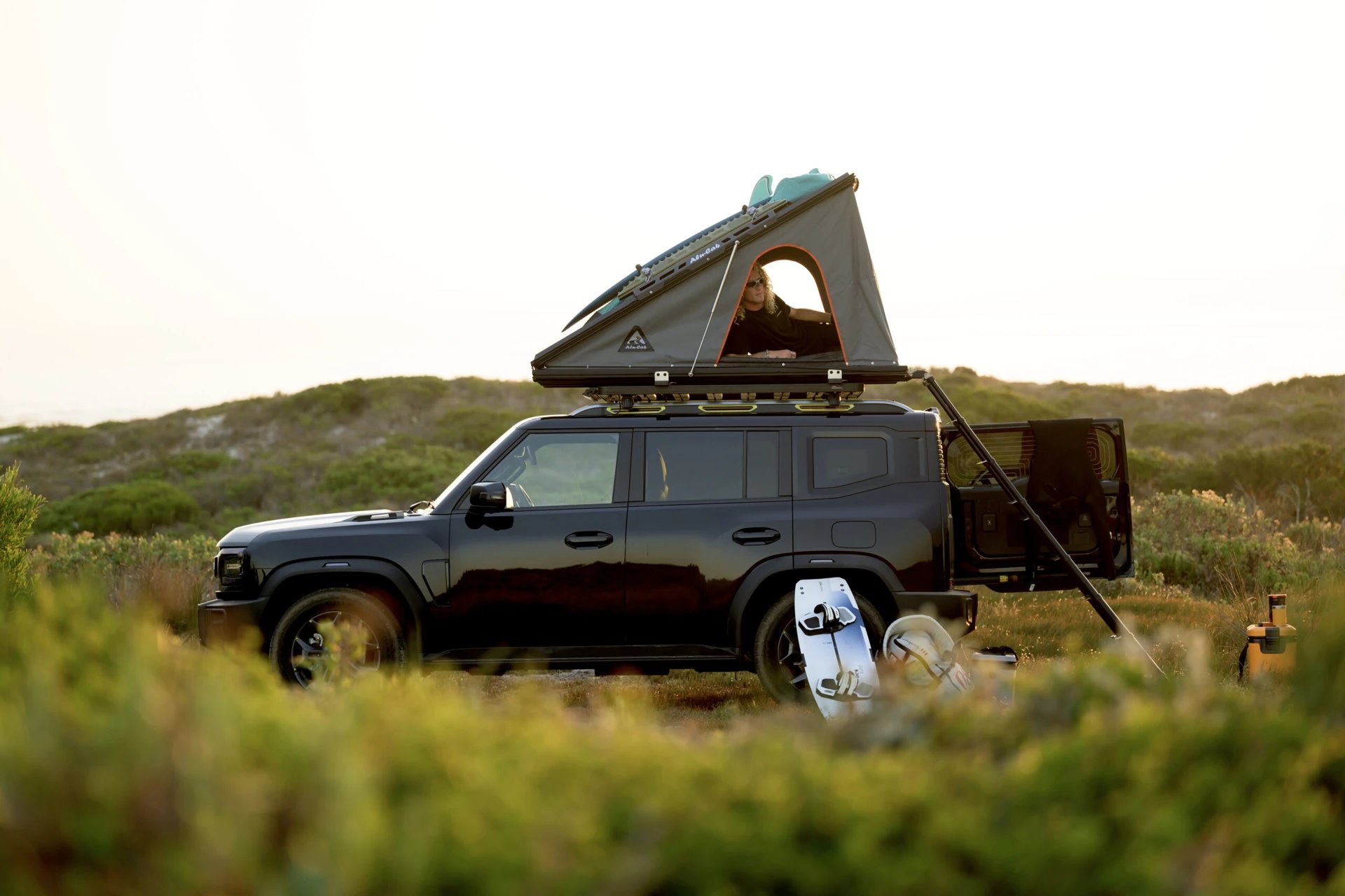 Jetour T2 au bivouac avec galerie Front Runner et tente Alu-Cab LT-50 au coucher du soleil
