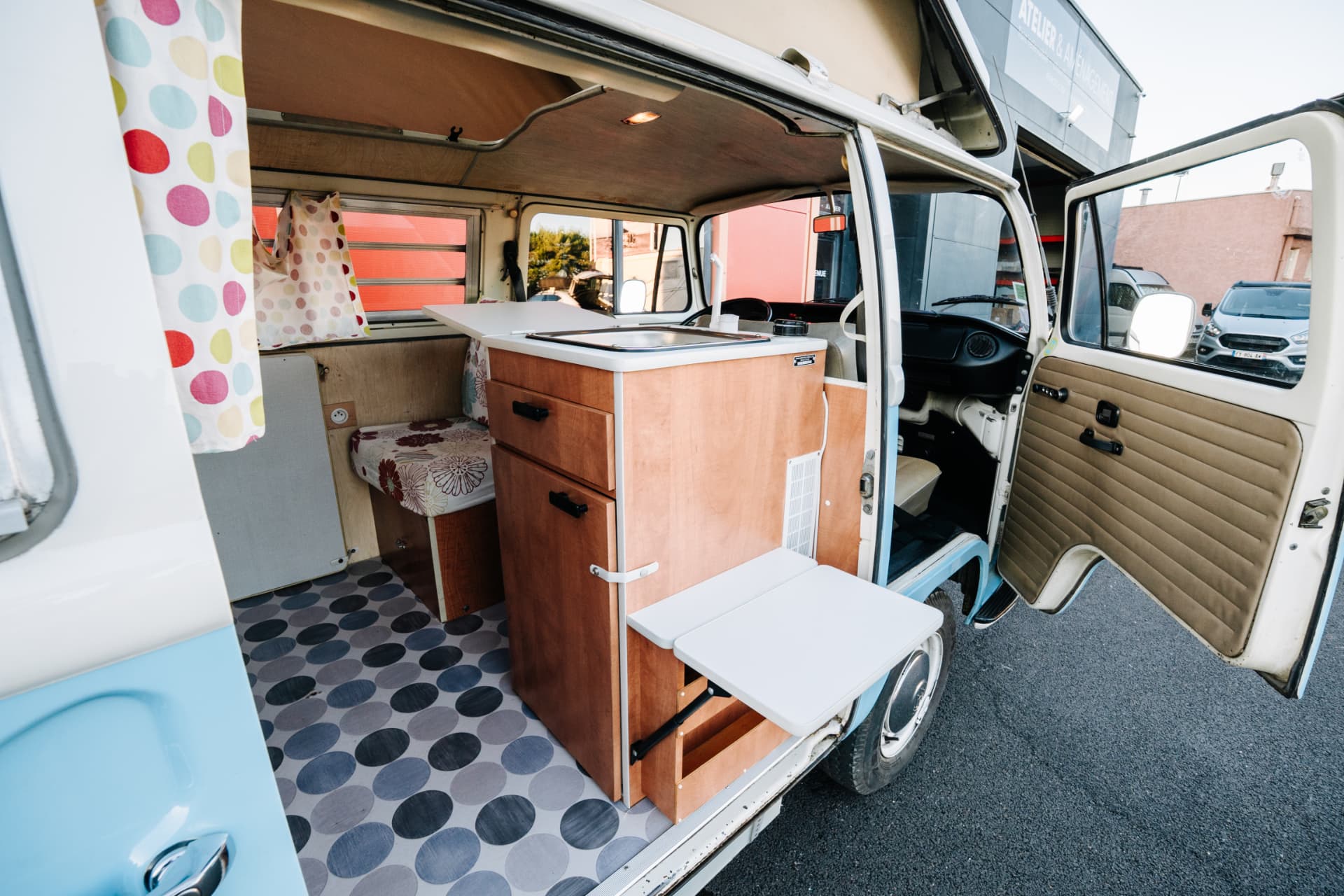 Volkswagen Combi T2 aménagé — bloc cuisine, réfrigérateur et tablette
