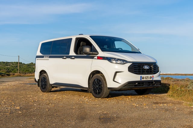 Aventourer Rhino 2.0 sur nouveau Ford Transit Custom, extérieur trois quarts avant