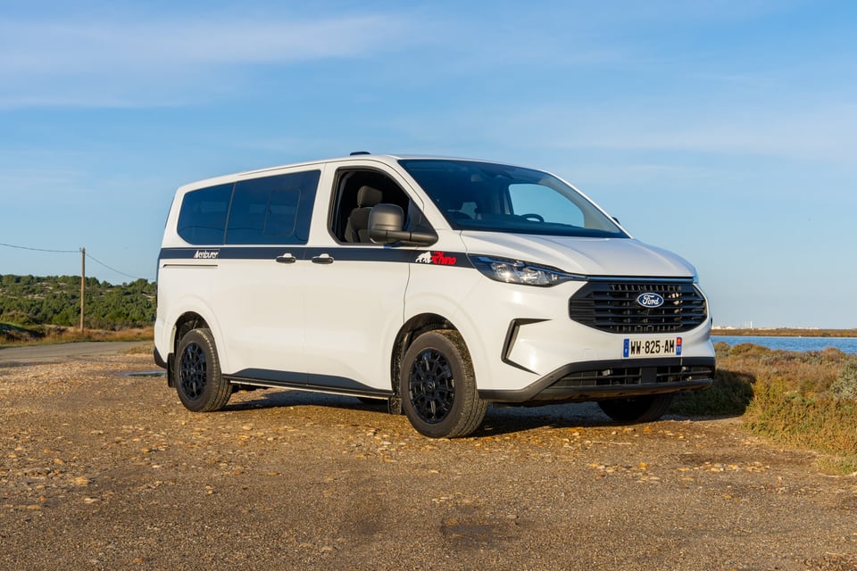 Aventourer Rhino 2.0 sur nouveau Ford Transit Custom, extérieur trois quarts avant
