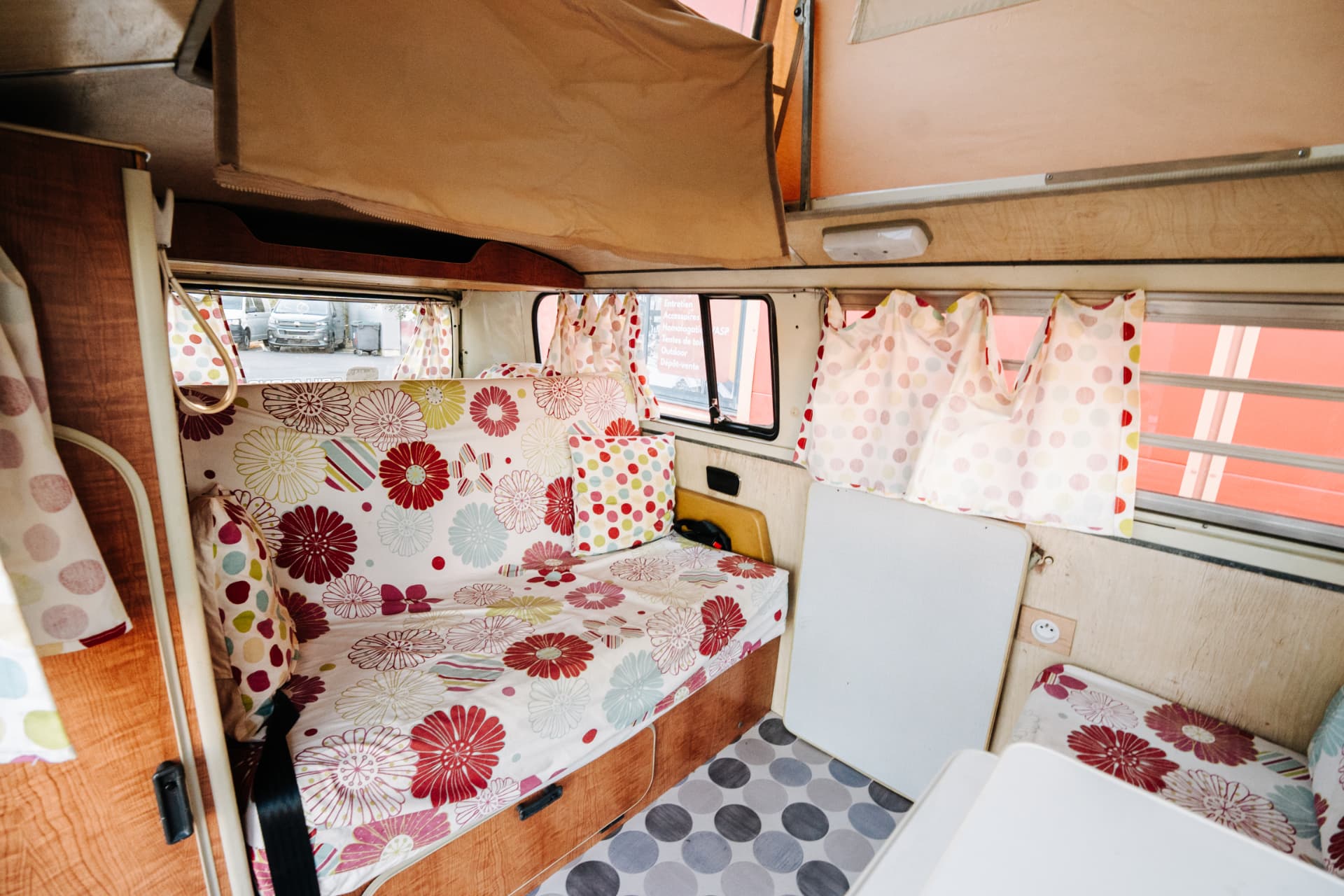 Volkswagen Combi T2 aménagé — banquette et couchage inférieur