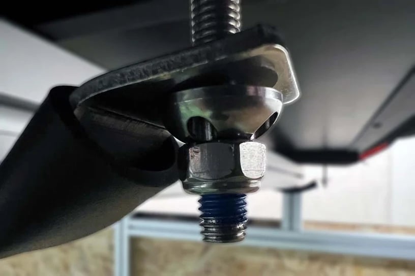Écrou de sécurité monté sur une barre de toit