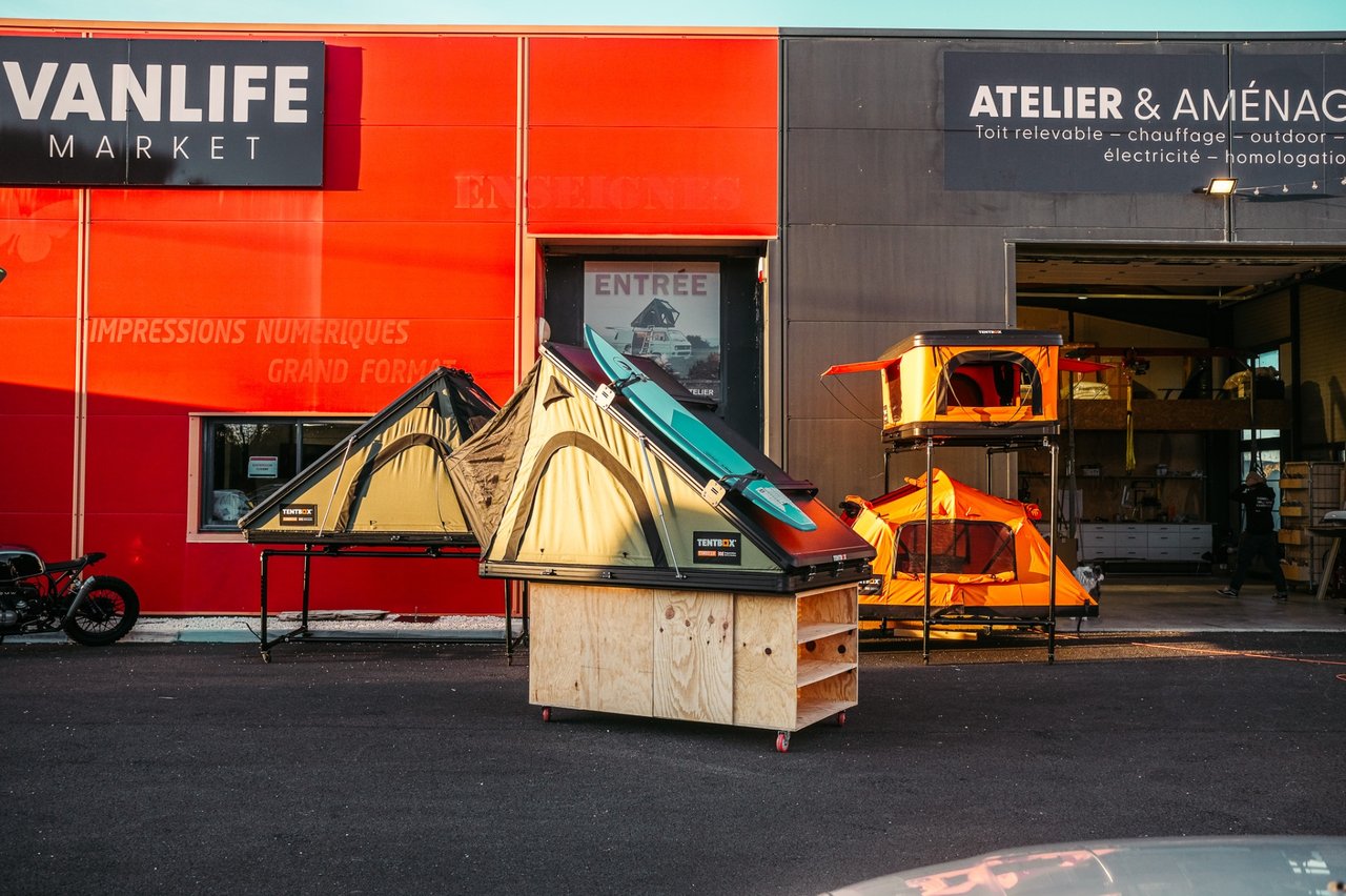 Tentes de toit TentBox ouvertes dans le showroom Vanlife Market