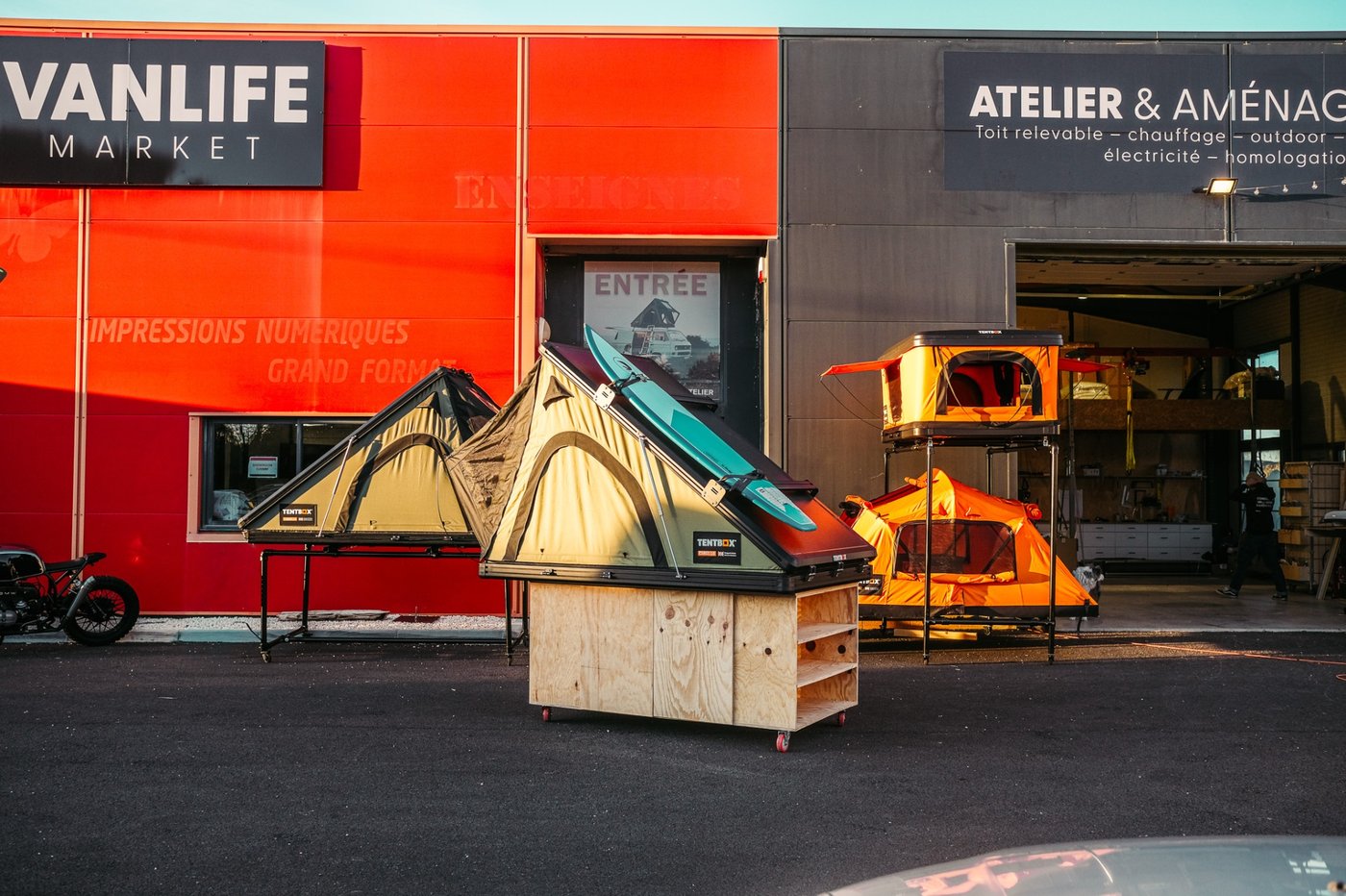 Tentes de toit TentBox exposées dans le showroom Vanlife Market
