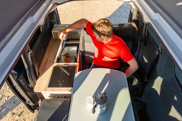 Enfant installé à la table de l'Aventourer Origin Jumpy Combi
